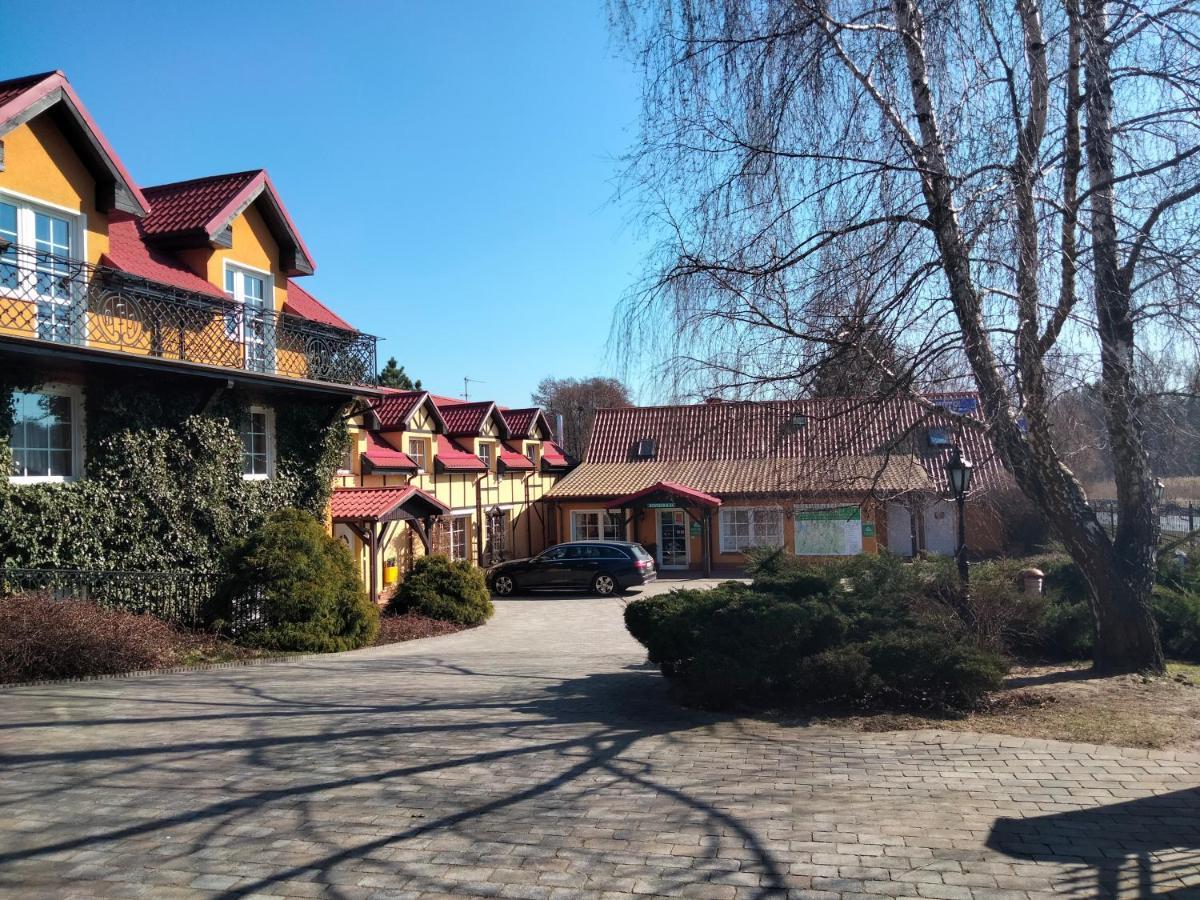 Zajazd Restauracja Machliny Exterior photo